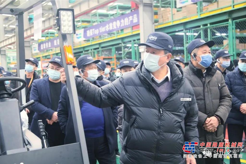 代表团与斗山叉车销售总监牟树强进行交流