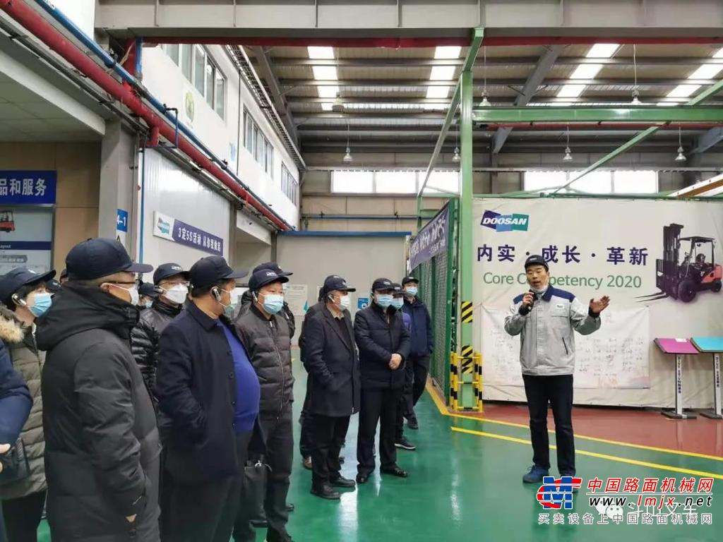 	此次展出的叉车机型有电瓶车B25NS、B30X。内燃车D30NXP、D30S。前移车BR15S、BR16S。堆垛车BWS15。搬运车BWP20等。其中B25NS今年新推出的BNS系列电瓶叉车。