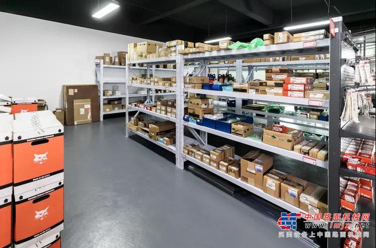 	山猫品牌形象店门前精英齐聚，苏彭机械董事长王总致辞，对远道而来的山猫领导与到场嘉宾表达了感谢。他表示，“山猫徐州品牌形象店的开业，是极具影响力的重要事件，苏彭机械由此开始踏上新起点、迈向了新征程！”
