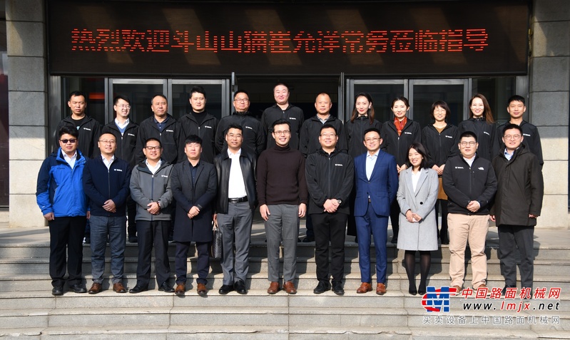 	以产品和服务为用户创造更高价值，帮助用户增产赋能，是山猫机械一直追求的客户价值体现。此次面世的徐州品牌形象店，采用全新山猫零售设计“语言”。从装修风格到整体店面VI，从产品展示到各功能部门设置，从品牌文化展示到行业案例应用，无不传达着山猫全新的“价值观”！