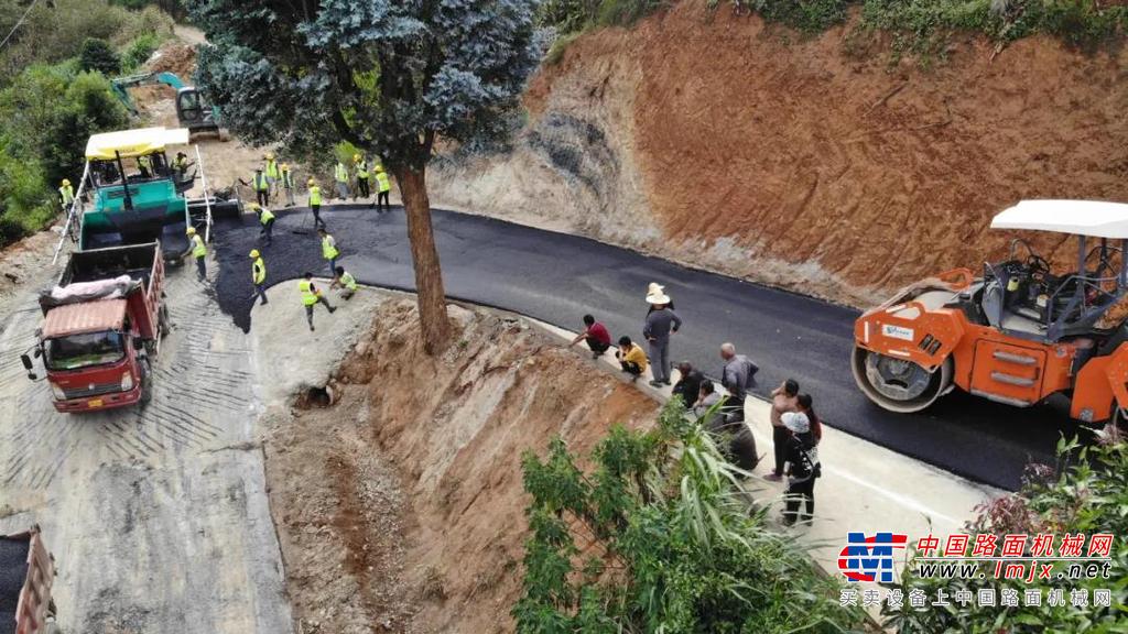 	小忙兔村地处海拔1860米，隶属云南省云县的爱华镇。而小忙兔村道路位于214国道至村委会支路与原省道交界点，全长1.8公里。原村道全路幅宽度范围内，因常年负压、雨水影响，出现了各种路面病害，已经严重影响到了村民的出行。