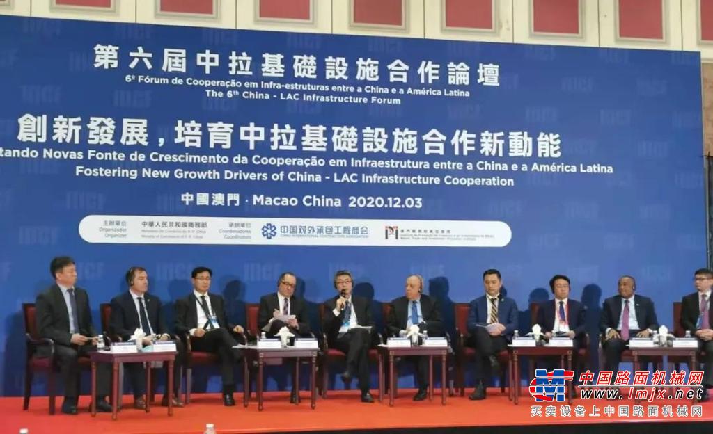 澳门特别行政区行政长官贺一诚参观柳工展位