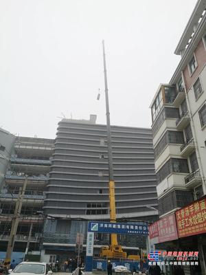 柳工起重机：27.5m幅度吊1.5t玻璃？TC1300C7不负众望！