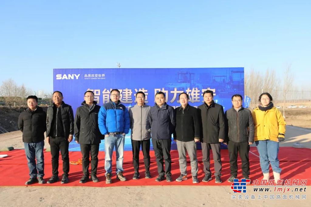 	据悉，这是全球首次在高速公路水稳施工领域的无人摊压协同施工。
