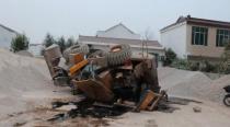 萧县男子酒后开挖掘机砸坏邻居铲车 被警方采取强制措施