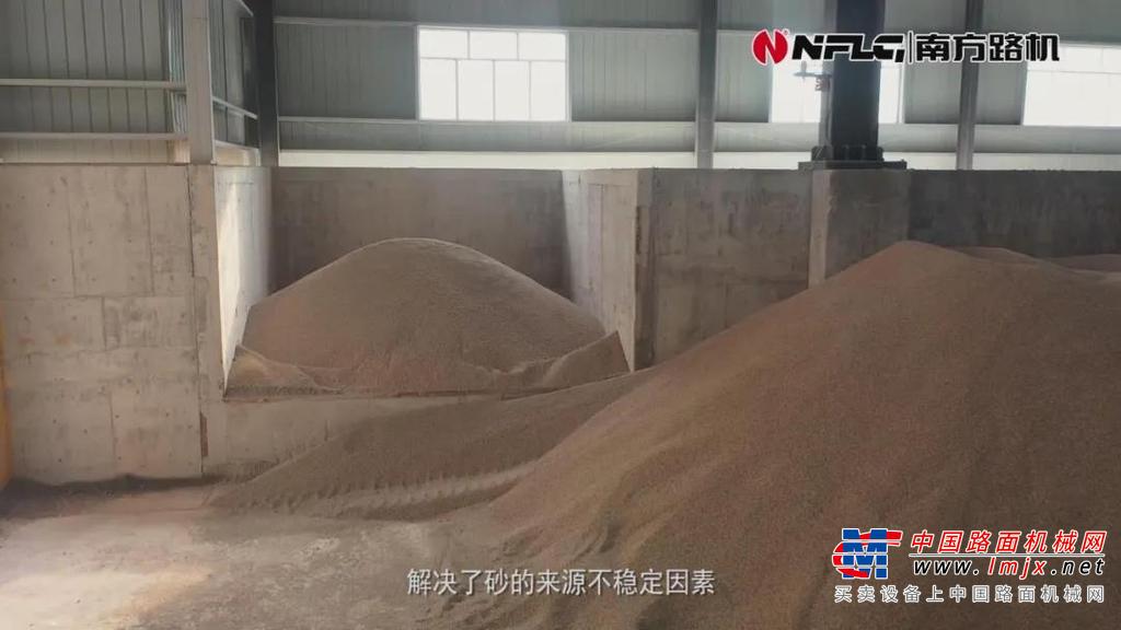 南方路机S3整形制砂设备有效突破立轴式破碎关键技术，使破碎主机兼具“破碎、整形、制砂、分级”多重效果，生产过程中石粉量可控、低噪音、振动小，厂区内外均无粉尘，更环保。