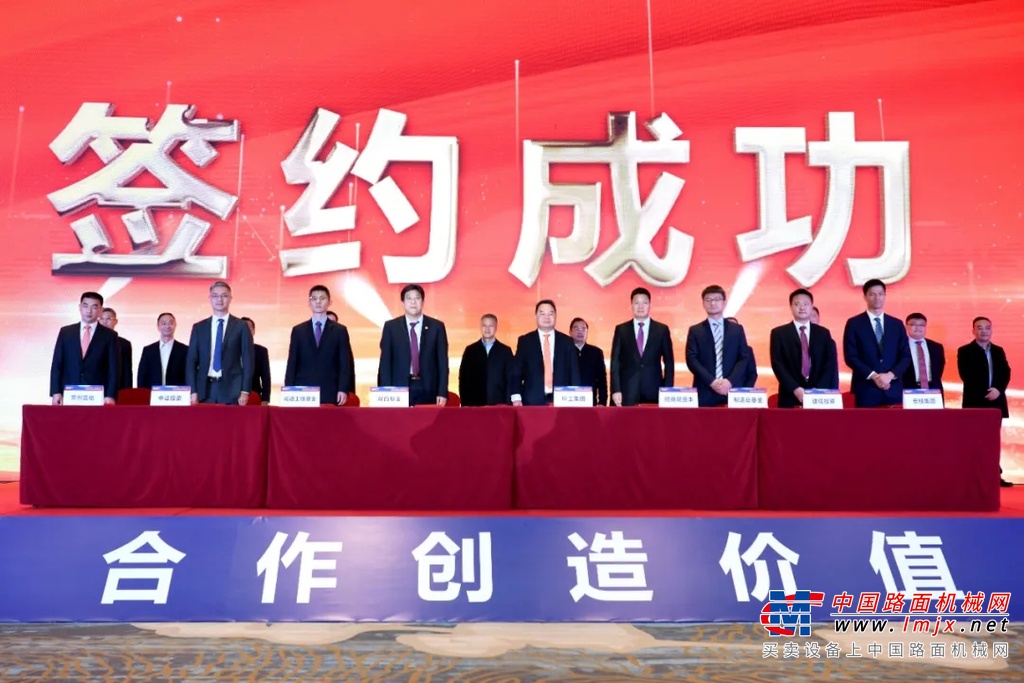 “柳工集团作为国务院国企改革“双百行动”试点企业，在推进柳工集团混改项目中，我们始终坚持国有企业改革正确方向、坚持依法依规操作、坚持发展和稳定相结合、坚持党的领导。”李杰云表示，在此次柳工混合所有制改革的新机遇下，要充分发挥全体股东合力、激发员工活力、提升企业核心竞争力、增强党的领导力，打造区直企业混合所有制改革样本。