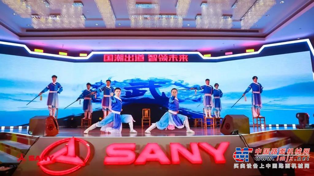 	11月24日，在这条生态大道上，共7台设备组成的队列，有序进行摊压作业。7台设备的驾驶室内，均空无一人。
