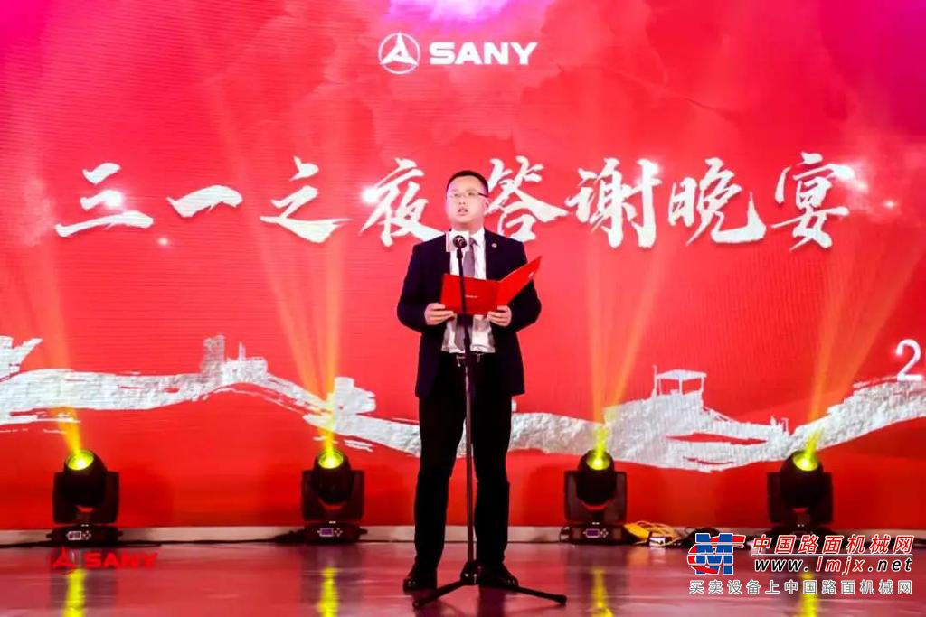 	此次bauma展期间，三一重工与上海公路桥梁（集团）有限公司在崇明生态大道举行了“国潮出道•智领未来————无人摊铺压实施工观摩会”。