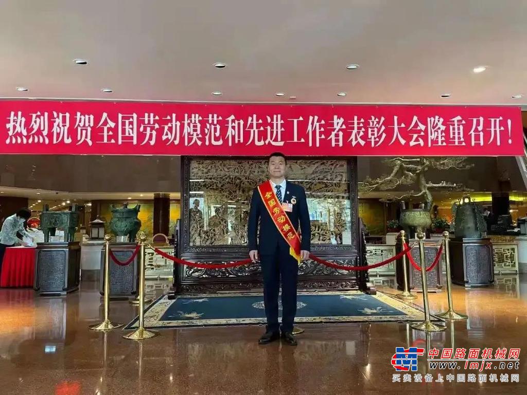 	作为徐州市规格最高的技能赛事，“彭城工匠”职业技能大赛至今已举办2届，徐工届届上榜！去年，徐工选手共参加维修电工、数控车工、焊接等5个项目，凭借过硬素质包揽所有参赛项目前三名。继往开来，今年徐工选派40余名匠心选手再次出征，将民族品牌越擦越亮。