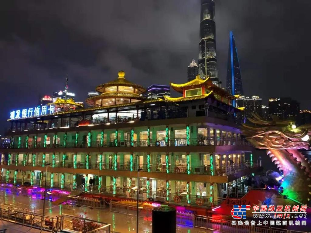	工程师们在控制室内对7台设备进行远程控制，摊铺速度、设备运行轨迹、碾压速度、碾压遍数以及搭接宽度等，均被提前设定并实时精准控制。