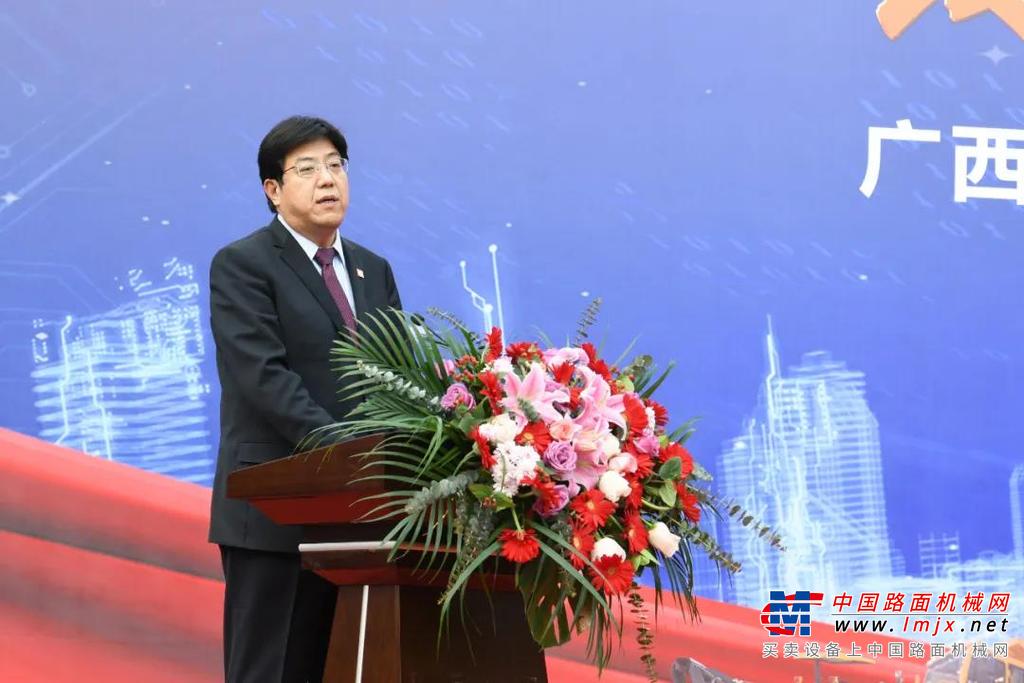 仪式上，招商局资本、国改双百基金、国家制造业转型升级基金、诚通工银、建信投资、广西国改基金和中信证券投资等7家新引进的战略投资者与员工正式见面，并共同为混改后的“广西柳工集团机械有限公司”揭牌。