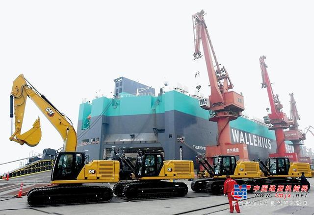 一批工程機械設備在江蘇連雲港港碼頭裝船出口海外