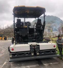 柳工路机一整套摊铺压实设备交付湖北客户