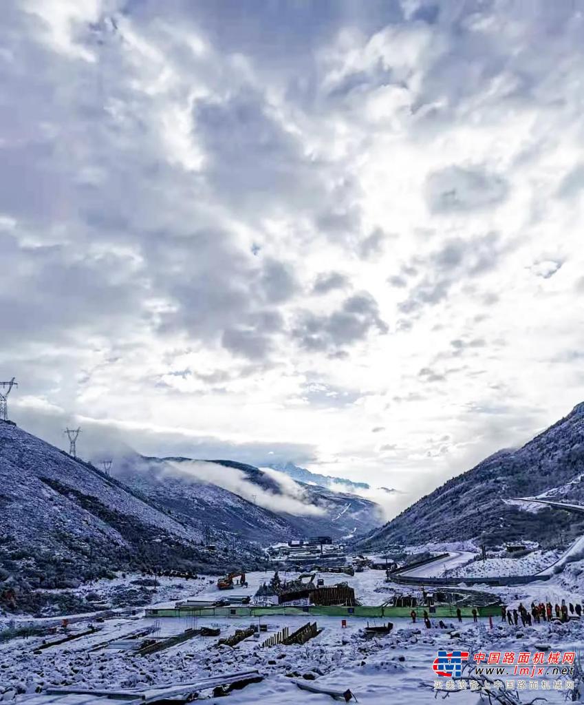 风雪相伴 国机重工常林电动卫士助力川藏铁路建设