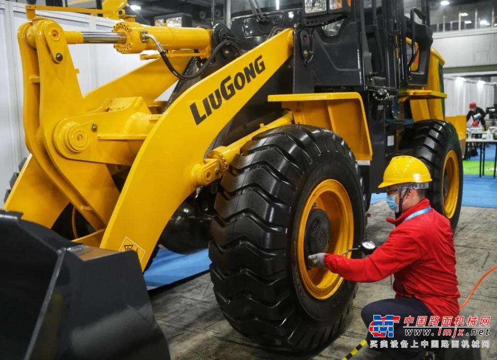 柳工装载机成为中华人民共和国第一届职业技能大赛官方指定设备