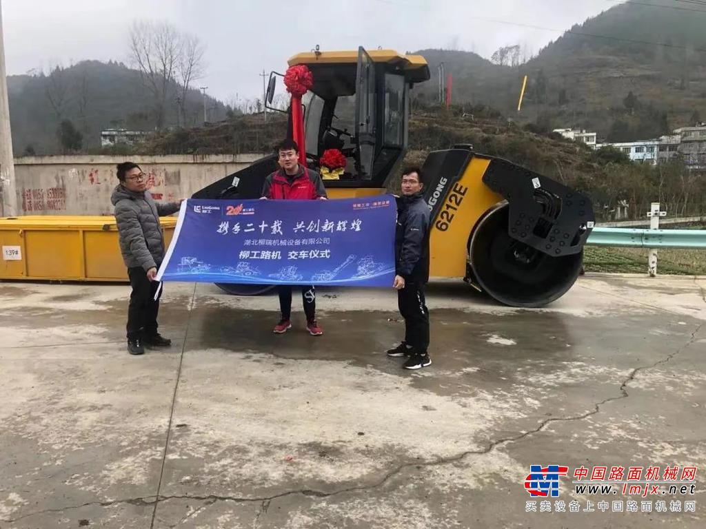 压实阶段也是不容小觑，柳工单钢轮压路机在不同工况都能充分发挥作用，超强压实，可实现大厚度稳定土高效压实和沥青薄层压实；轮胎压路机全液压无级变速、盘式制动安全可靠，通过揉搓作用保证压实的高度平整度和压实度。