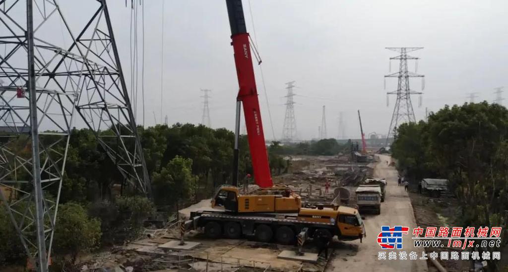 超高压电力线迁改不仅影响杭州西部地区百万人口的用电保障，还辐射到全省电力的可靠供应，要在三个月内完成停电割接是难上加难。为确保此次电力迁改顺利开展，施工方出动一台SAC2200T作为主吊，以一台STC550T和一台STC250T作为辅吊，配合此次迁改任务，负责拆除旧电塔。