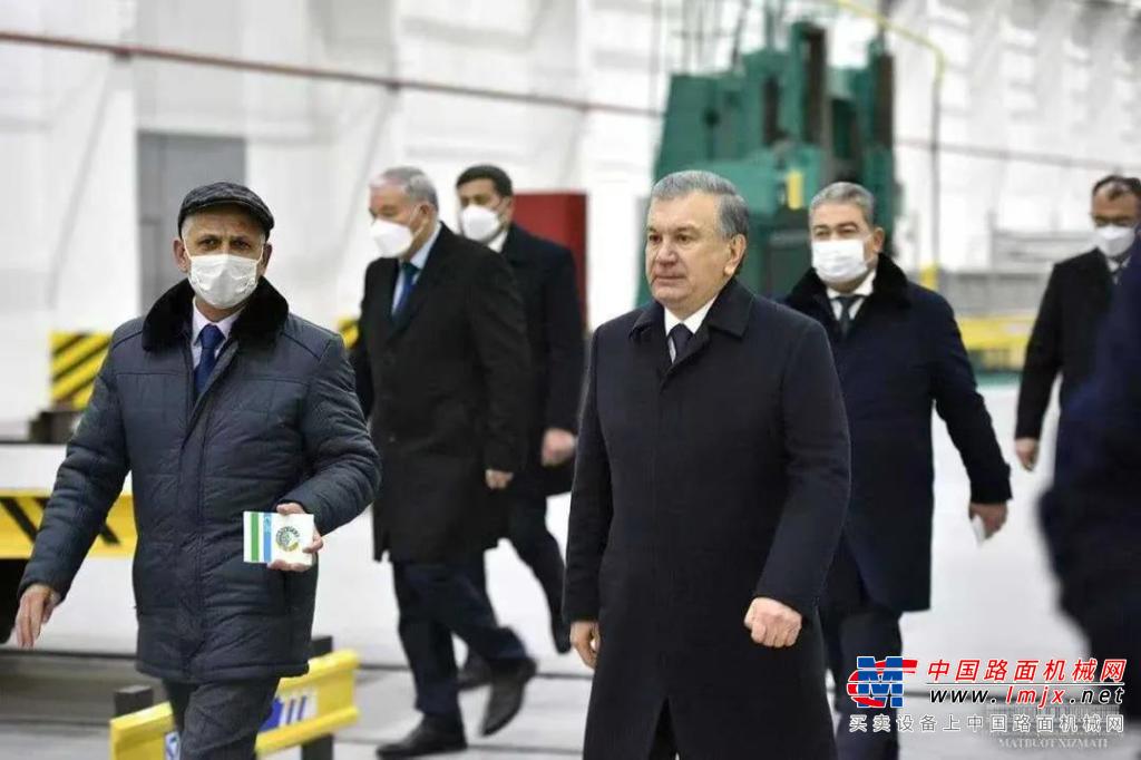 米爾濟約耶夫總統視察烏茲徐工合資公司