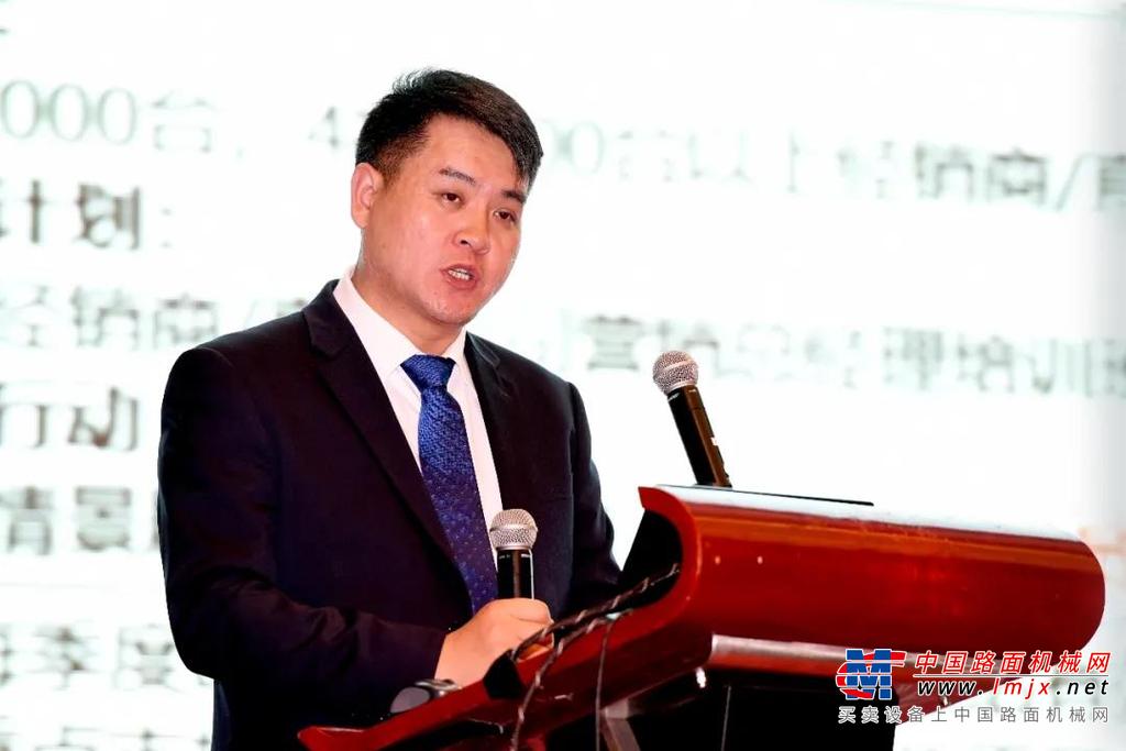 	会议荣幸的邀请到了中国工程机械协会工业车辆分会秘书长张洁莅临此次大会，张洁详细介绍全球工业车辆的整体发展情况及未来趋势预判；目前，截止2020年10月中国叉车总销售量已经超过63万辆，提前两个月超过2019年全年60万台的销售规模，中国工业车辆已经圆满完成十三五计划规划的工业车辆发展的上限，取得令海外同行羡慕的业绩，据中国工业车辆分会的预测，未来十四五末，中国叉车销量将突破90万辆，全球叉车也将超过200万辆，显示巨大的增长空间。