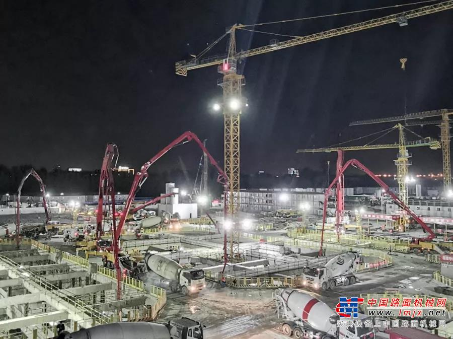 	在上海，目前已建成的最高双子塔是虹口的263米星港国际中心，但是这个头衔保持不了太久啦。