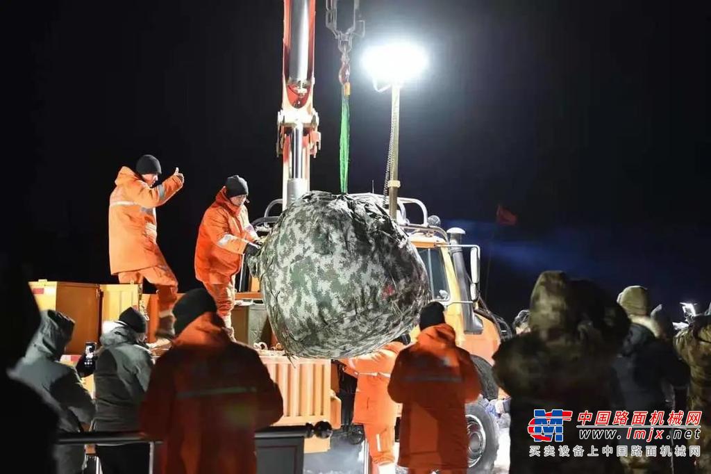 地外天体采样返回，在我国尚属首次，嫦娥五号的一举一动都受到国际上的强烈关注。最后关头，在地面，担任嫦娥五号返回舱吊装、地面运输、落装任务的，正是大家所熟悉的“金牌吊机”————PK16000型随车起重机，为整个“嫦娥五号”探月回收任务收官划上圆满句号。