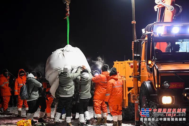 时值隆冬季节，在严寒积雪条件下进行回收，条件十分恶劣。现场，PK16000标志性的U型高强钢起重臂将返回舱稳稳吊起，精准地交付给转运直升机，这一幕，深深地印在全国观众的眼中。