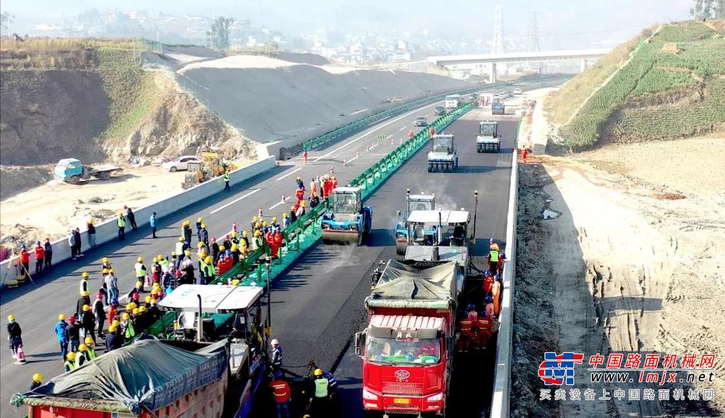 	12月20日上午，在昌保高速公路施工现场，2台三一摊铺机、3台三一双钢轮压路机、2台三一胶轮压路机共7台设备组成的队列错位搭配，有序进行摊压作业。初压压路机、复压压路机紧随摊铺机行进。而7台设备的驾驶室内，均空无一人。