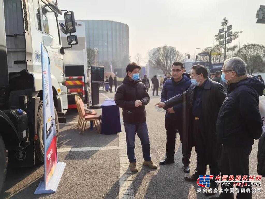 上世纪九十年代中后期,西筑以超前的市场意识，开始了高速公路预防性养护技术的引进、推广和装备研发，成为推动国内高等级公路养护技术的先导。随着公路建设的飞速发展，养护设备已经越来越成为公路施工设备中重要的组成部分，西筑凭借深厚的研发实力持续推出了智能、环保的路面养护产品，旗下养护设备已囊括MS系列稀浆封层车、TBS系列沥青碎石同步封层车、同步纤维磨耗封层车、热料保温型路面养护车、沥青路面冷铣刨机等多品类多型号系列产品，为我国预防性养护技术及工艺的推广应用做出了巨大贡献。