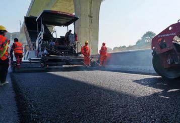戴納派克首臺F2530CS攤鋪機廣州知識城東部快速路施工報道
