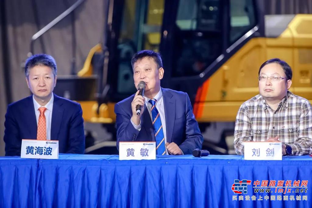 	西欧、北美和中国三大区域市场汇集了全球80%的挖掘机销量。从一定意义上来看，三大区域的客户代表了全球挖掘机的主流客户。柳工挖掘机研究院院长刘剑介绍，在F系列产品研发初期，柳工技术团队横跨三个区域市场，36个国家，拜访近千位客户，累计行程8.7万公里。并根据客户需求，制定F系列产品定义。