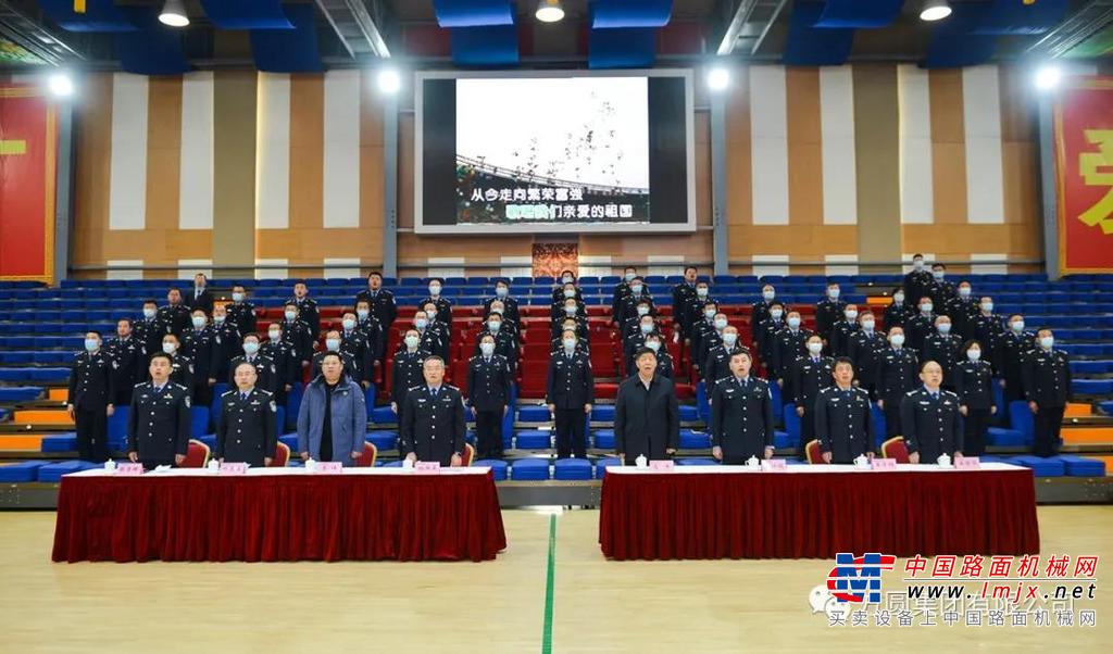 座谈会上，方圆集团职工与市公安局干警还自编自演丰富多彩的文艺节目，展示公安干警与企业员工的风采，畅谈警企联谊之道，共话企业发展大计，推进和谐警企关系建设。		会前，广大公安干警还参观了集团公司的厂区和生产车间，了解企业的生产、经营状况，受到集团各单位的热烈欢迎。广大公安干警还登上方圆诚信金鼎，参观集团的发展历史图片资料，了解集团的发展史和富有特色的企业文化，最后参观了烟台金鼎葡萄酒业有限公司。
