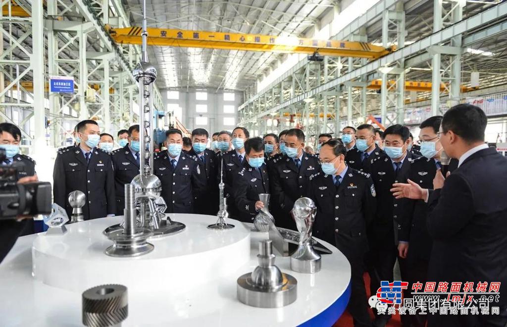 会上，海阳市政府副市长、市公安局党委书记、局长孙书基讲话，高度评价了方圆集团在促进就业、维护社会稳定以及海阳经济社会发展中所作出的突出贡献。通报了今年以来的公安工作和队伍建设情况，并对今后警企深化合作、提升发展能力提出了新的希望和建议。指出要转变执法观念，树立“管理就是服务”的思想，大力弘扬和学习方圆集团的工匠精神，主动了解企业的困难和要求，及时研究工作对策，积极为企业排难解忧，为企业发展铺好路、垫好石。认真履行好职责，维护和促进社会治安与市场经济秩序的正常运行，为企业经济发展创造优良的经营环境和发展环境。