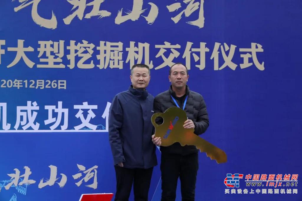 挖掘机事业部常务副总范峥嵘为大家全面介绍今日交机仪式主角————“矿山猛士”SWE600F。“600F外观威猛，线条硬朗，装机功率、主泵排量方面达到了行业最大。动臂、斗杆、铲斗更加适应大负荷装车、重载剥离和破碎锤作业工况。”SWE600F作为专为矿山施工领域打造的矿山破碎王，配备顶级矿山强化型工作装置，凭借超高的效率和可靠性，让人为之折服。