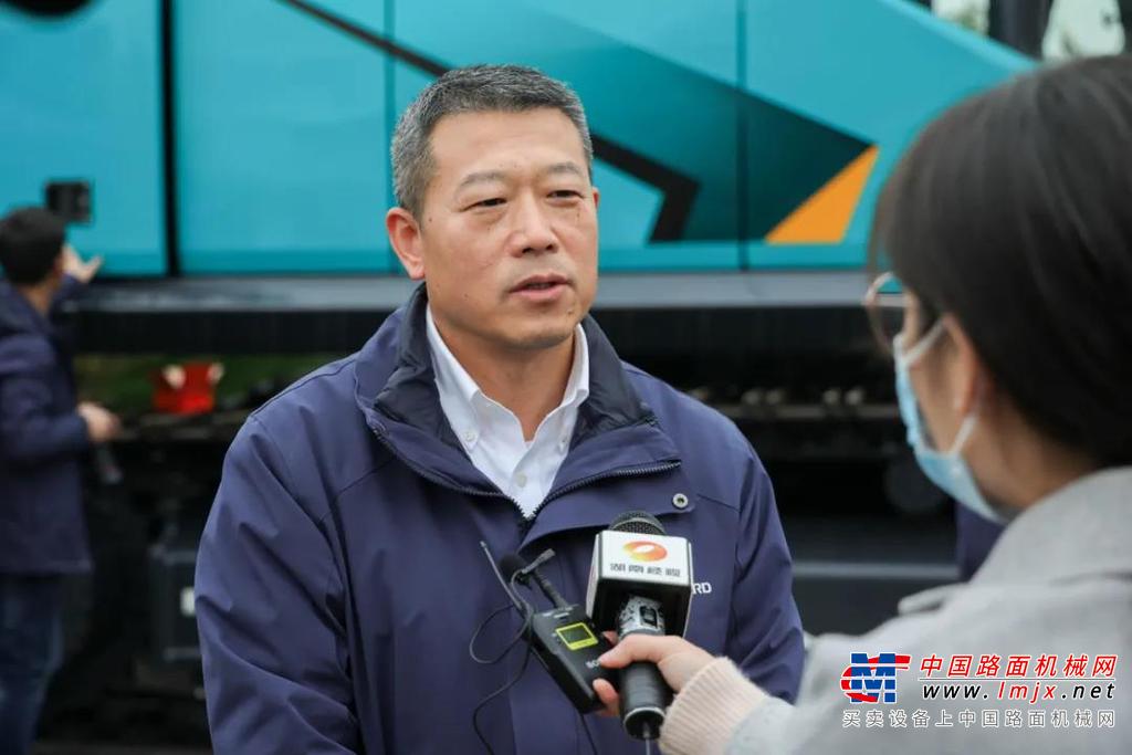 客户围机参观
