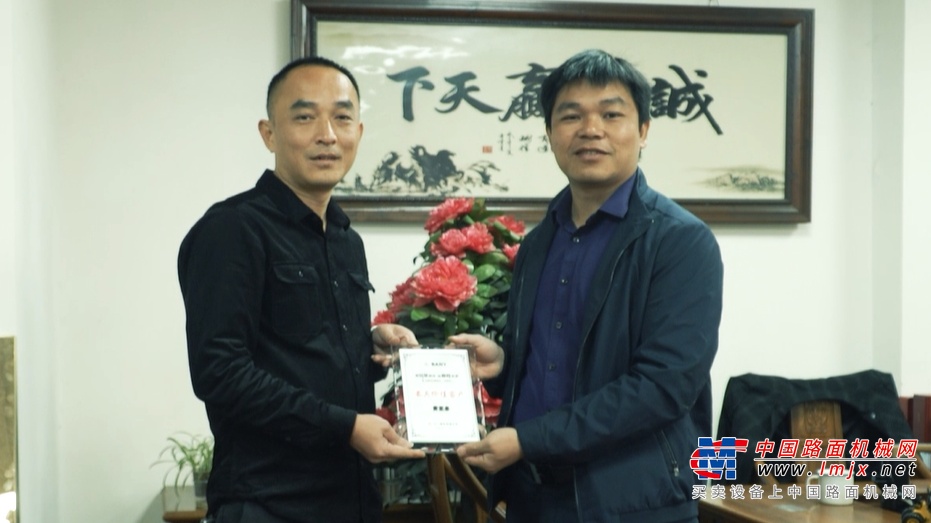 2015年，黄亚弟抽出一部分资金，购买了第一台30多吨级挖掘机，因为当时业务较多，很多的机械都只能租赁。随着业务不断增加，黄亚弟决定将事业重心全部转移到掘机，并在去年成立了亿泰贸易有限公司，主营机械设备租赁，兼备土石方工程施工。