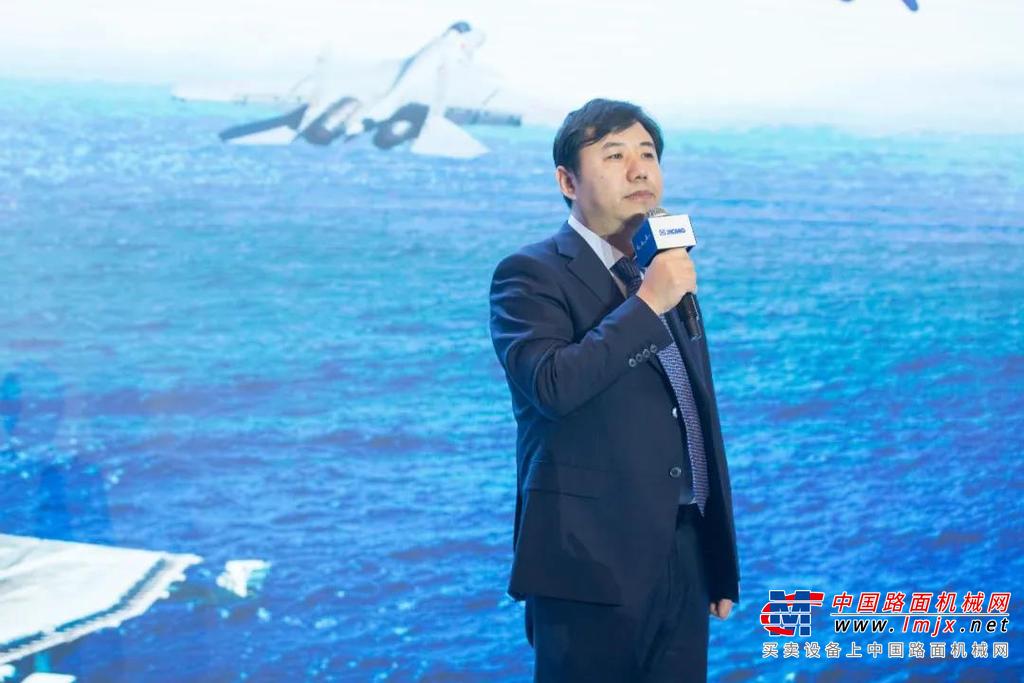 会议对2020年取得突出成绩的代理商及员工代表进行了隆重表彰，事业部领导班子为获奖人员颁发证书与奖杯。