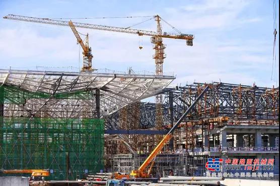 	雄安站总建筑面积47.52万平方米，体量堪比66个足球场，顶梁采用双曲面设计，施工控制难度大。	而桥梁吊装，钢结构、机电安装，粉刷涂料等，工序复杂交错进行，对施工技术更是有着极高的要求。