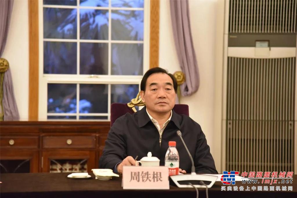 市委书记周铁根，市长庄兆林，市委常委、常务副市长王剑锋，区委书记、徐州高新区党工委书记龚维芳，区长高建民，青山实业集团主席项光达，徐工集团党委书记、董事长邱成，徐工集团副总经理、徐工汽车事业部党委书记、总经理罗东海出席签约活动