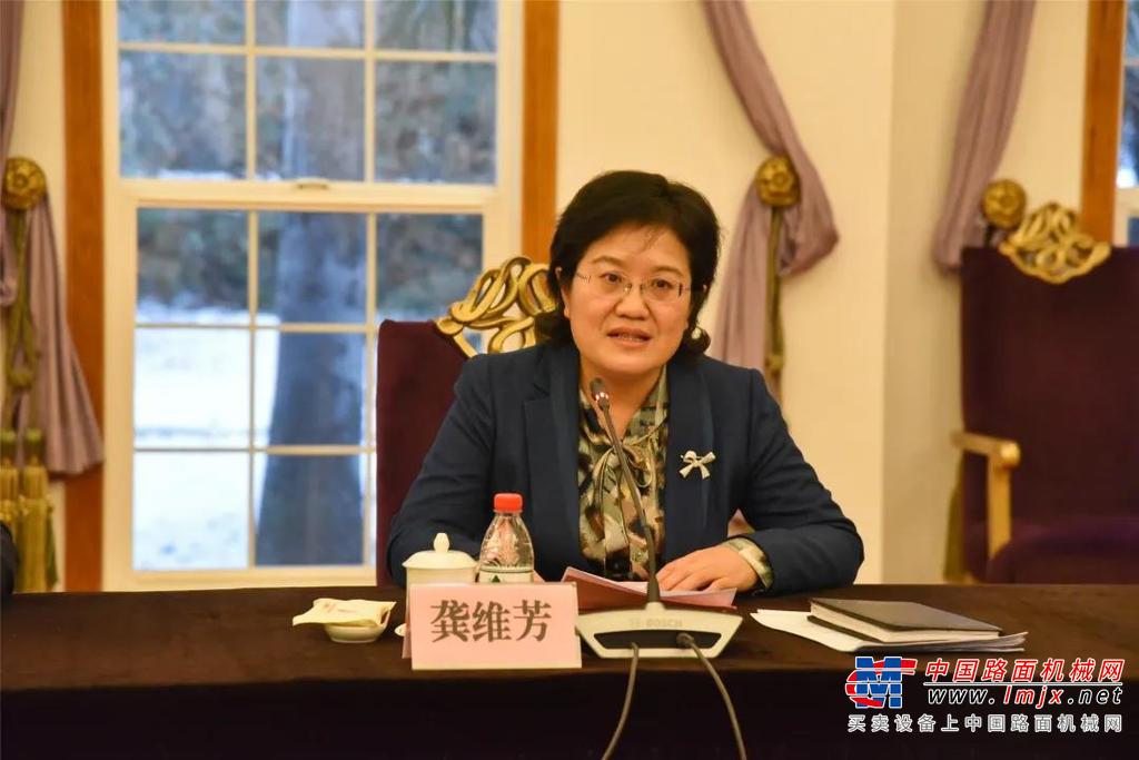 	徐工青山新能源产业基地项目总投资约55亿元，目前拟选址位于徐州高新区第五工业园内，总占地面积约1000亩，其中一期投资25亿元，占地约500亩，预计可实现年销售收入100亿元，年税收约2亿元。