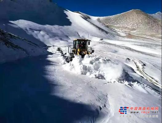 山推装载机助力西藏阿里公路积雪清理