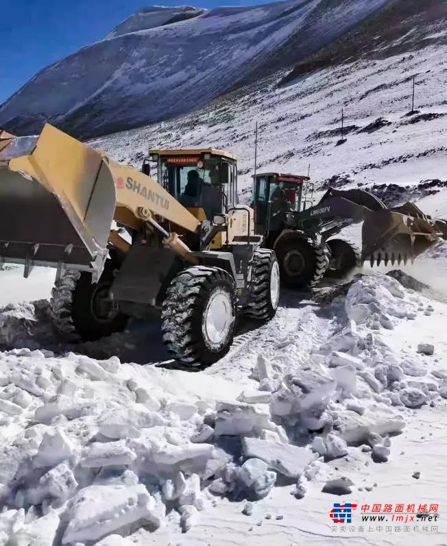 山推装载机助力西藏阿里公路积雪清理