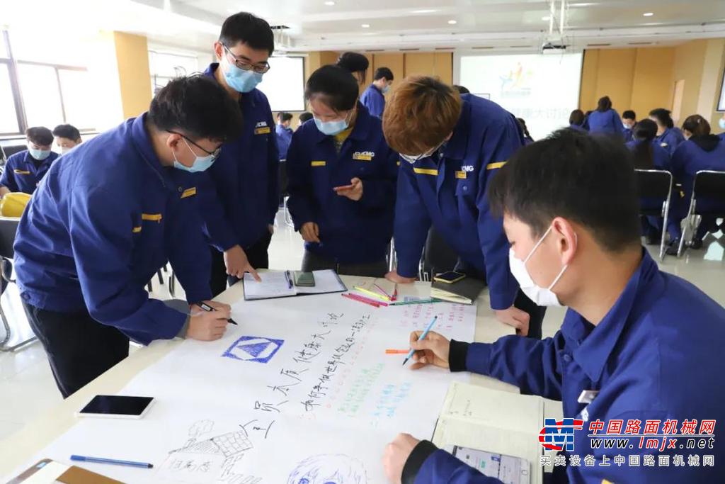 	宁煤集团掘进机操作人员对徐工掘进机高度认可，尤其对配置的先进遥控操作系统大加赞赏，该操作系统能有效提升机手对掘进机的掌控，可以在远离操作台对巷道进行观察时实现同步操作，既有效保障操作人员人身安全，又能最大程度节约时间、提升效率。