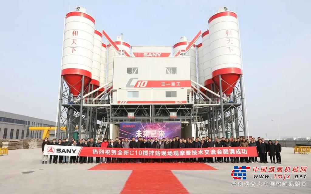 	随后，研发人员带领嘉宾参观了这座集高效率与智能化于一身的明星产品。据介绍，C10搅拌站拥有十项创新技术，具有高效、精准、智能、可靠、环保的特点 。实际生产率提升30%；计量精度提高1倍；全程自适应生产；行业首创预测性维护；低噪声、低粉尘浓度、低排放，是一套宜在楼顶静心喝茶的环保搅拌站。