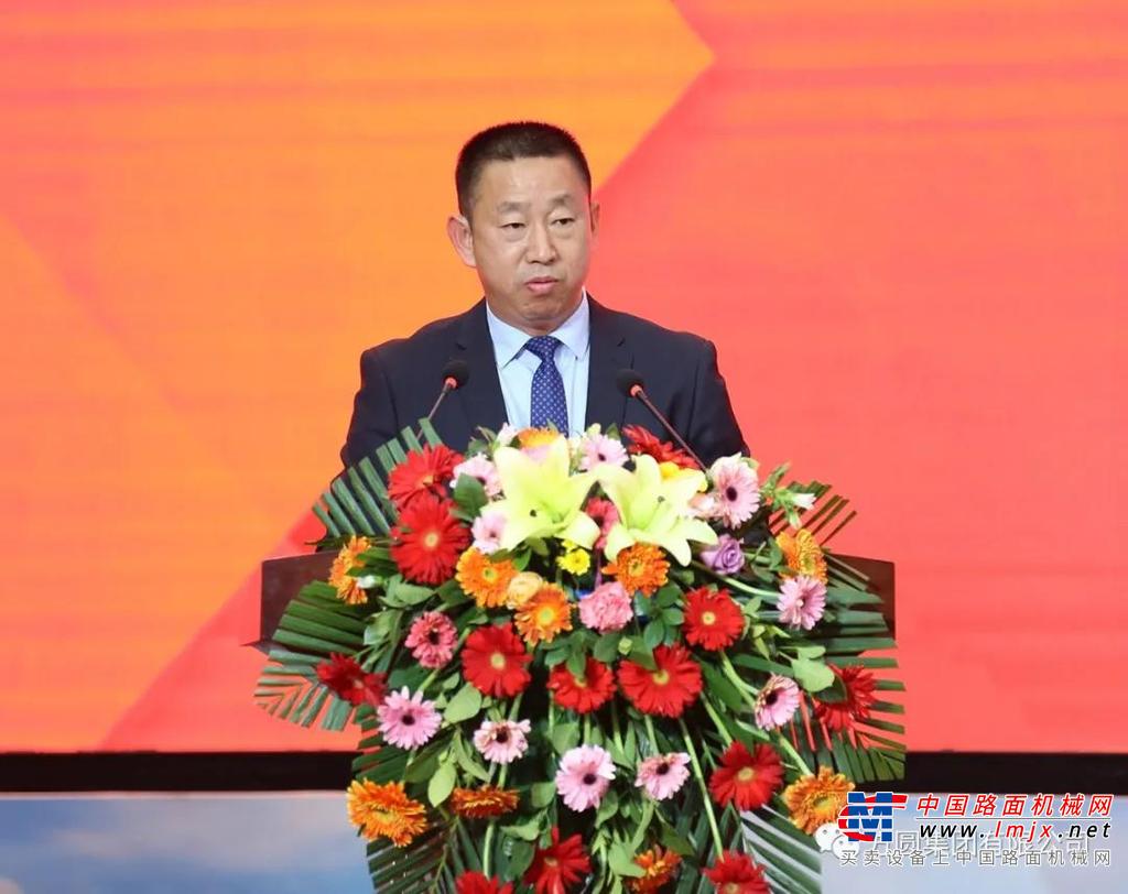 会上，海阳市委常委、副市长于锁讲话，充分肯定了方圆集团过去一年所取得的成绩，同时针对2021年宏观发展环境、市场形势和企业发展面临的重大战略机遇期，对方圆集团下一步的发展提出三点期望：一要提高目标定位，努力在构建新发展格局上实现突破；二要坚持创新驱动，努力在推动企业高质量发展上实现突破；三要不忘初心使命，努力在回馈社会、报答家乡上实现突破。希望方圆集团敏锐把握机遇，坚定发展信念，多作前瞻性思考，多谋战略性举措，敢于跳出自我、超越自我；积极开拓国际市场，践行企业文化，担当社会责任，继续做诚实守信、回报社会的典范，为海阳赶超跨越高质量发展作出更大贡献。
