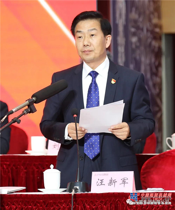主席台前排就坐领导分别为销售、生产、技术、安全管理受表彰的先进单位和个人颁奖。