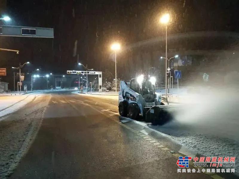 年中水患，山猫奔赴在一线；寒潮雪灾，公路街道上，也频频能看到白色“山猫”忙碌的身影