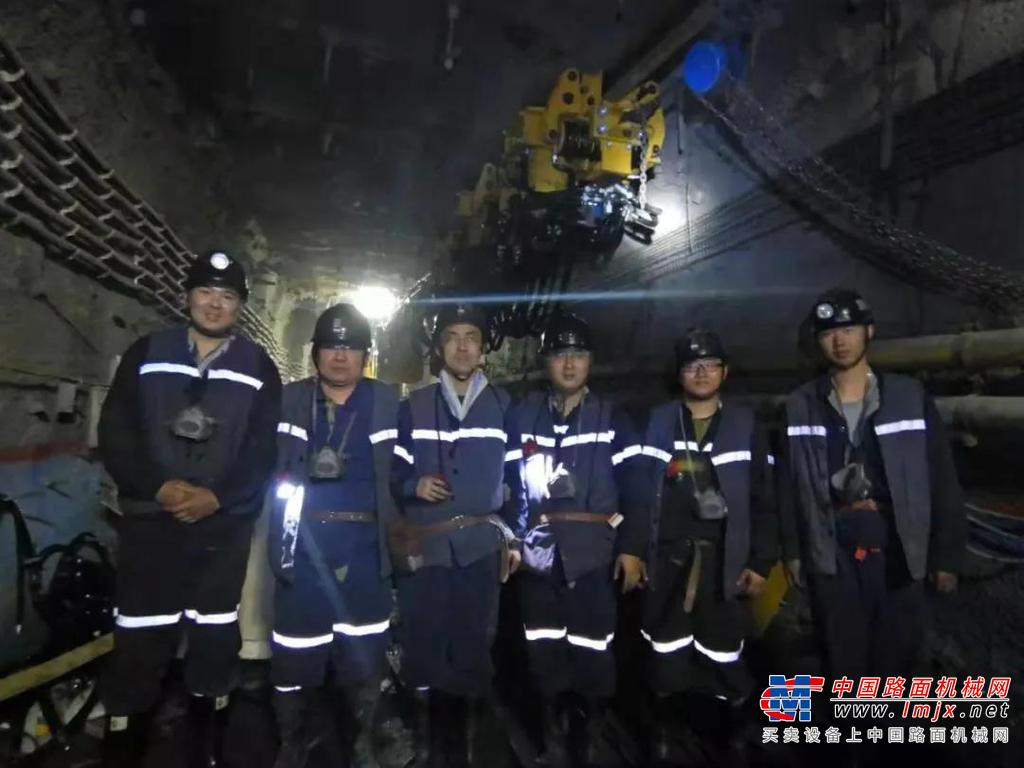 	“老”设计师有着丰富的产品设计经验及参与工程施工的经验，年轻人也毫不胆怯，脑海里构思千万次的研发框架正在等待锋芒初绽的机会，你来我往，互相切磋。遇到分歧各抒己见，有为了一个设计方案争得面红耳赤的时候，也有成功优化某处结构、全员欢呼的激动瞬间。