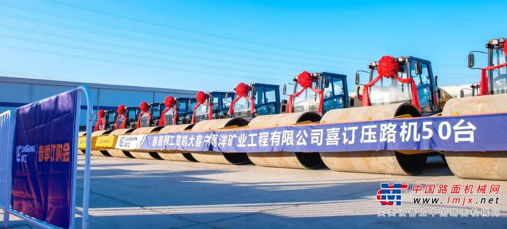6126E-EH操纵简单，降低驾驶疲劳，通过按钮加挡、减挡；挡位数字显示，一目了然；电液换挡，更加平顺；液晶显示屏，实时掌控整机运行信息。