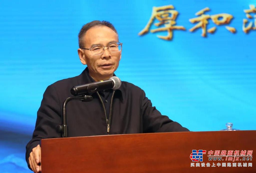 代理商代表刘章先生做《徐工矿机区域市场工作汇报》。